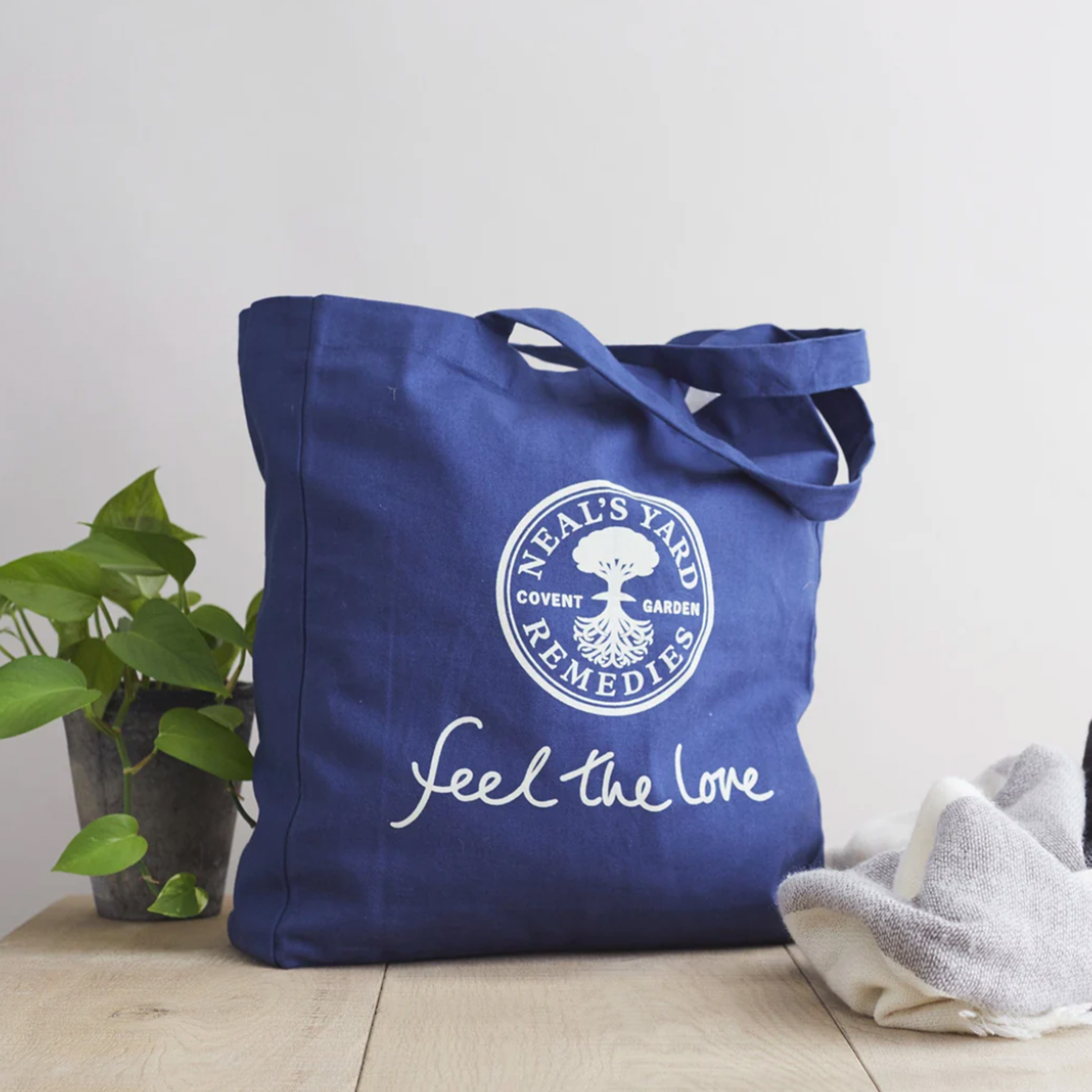 Alternative view of תיק בד